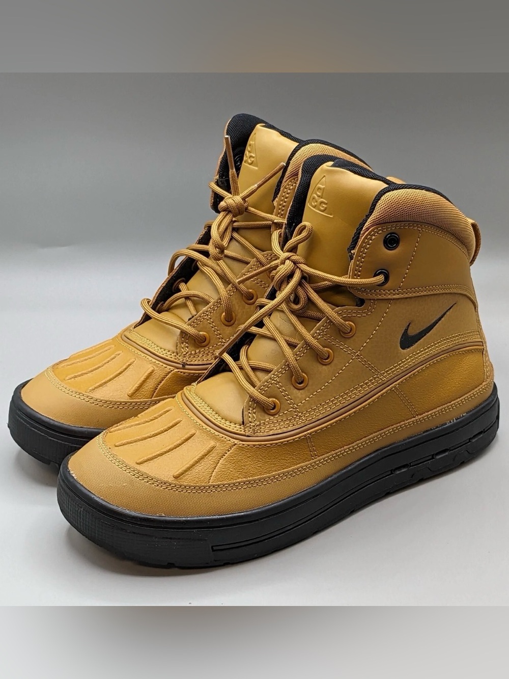 Nike Woodside 2 High ACG Boots Size 6Y Women’s